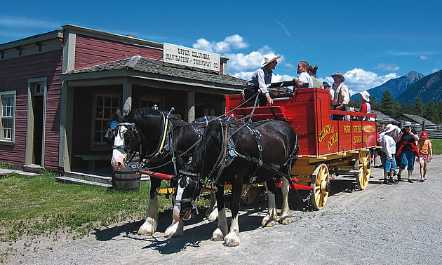 people at Fort Steele, BC getting a wagon ride.