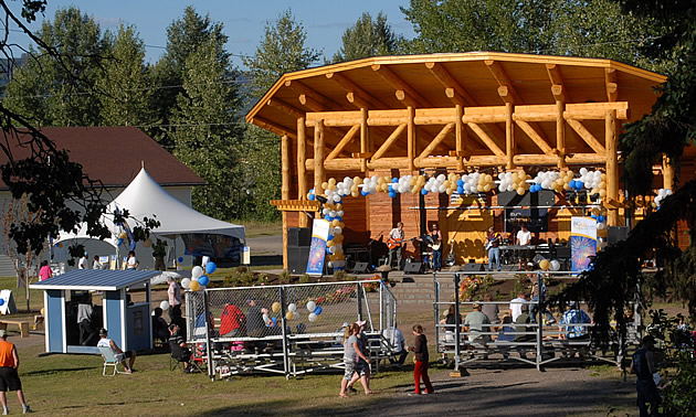 ampitheatre with people gathered around